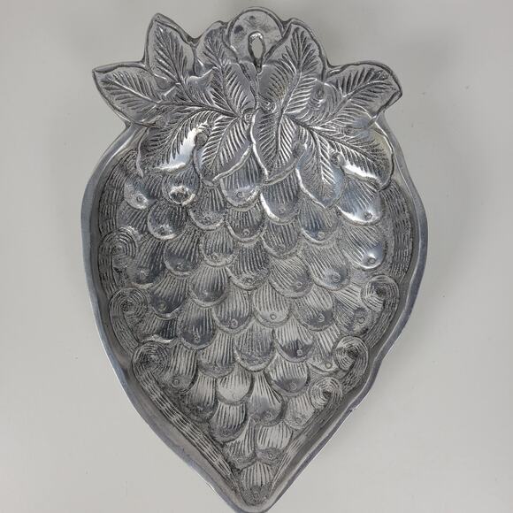 Vintage Strawberry Pewter Plate Mid-Century Modern Kitchen Decor Hammered - Picture 4 of 13